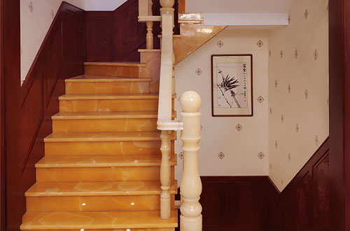 惠州中式别墅室内汉白玉石楼梯的定制安装装饰效果